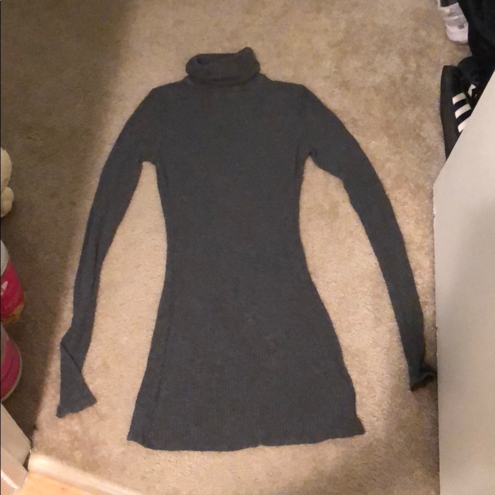 BRANDY MELVILLE TURTLE NECK LONG SLEEVE DRESS